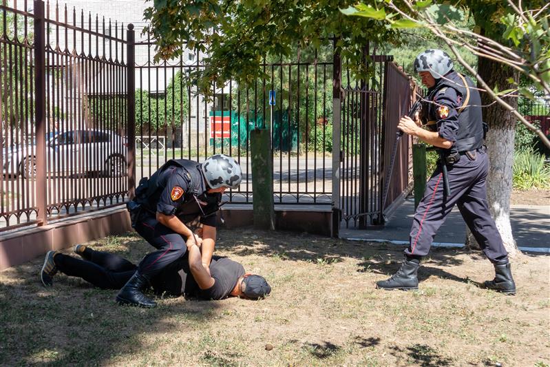 В Краснодаре росгвардейцы вместе со съемочной группой телеканала «Россия. Кубань» проверили готовность школ к новому учебному году (фото, видео)