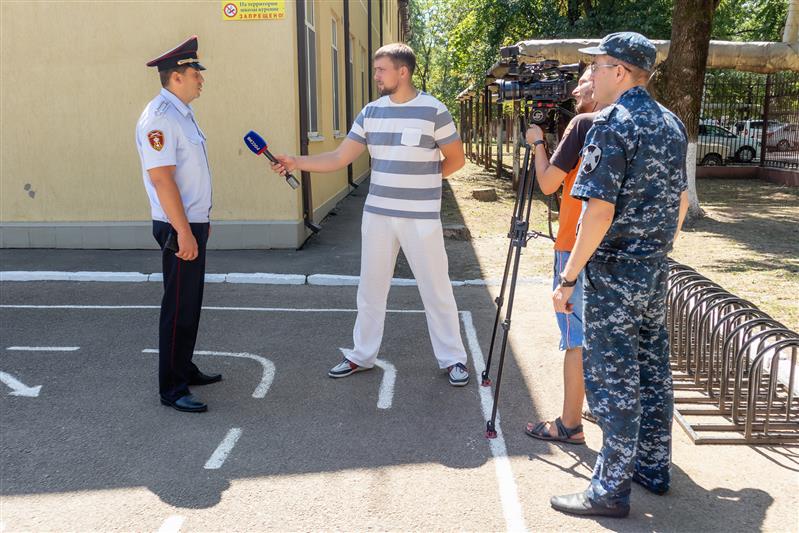 В Краснодаре росгвардейцы вместе со съемочной группой телеканала «Россия. Кубань» проверили готовность школ к новому учебному году (фото, видео)