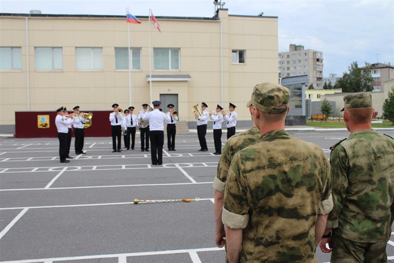 Музыканты военного оркестра Северо-Западного округа Росгвардии выступили с концертом в отряде специального назначения «Ратник» (видео)