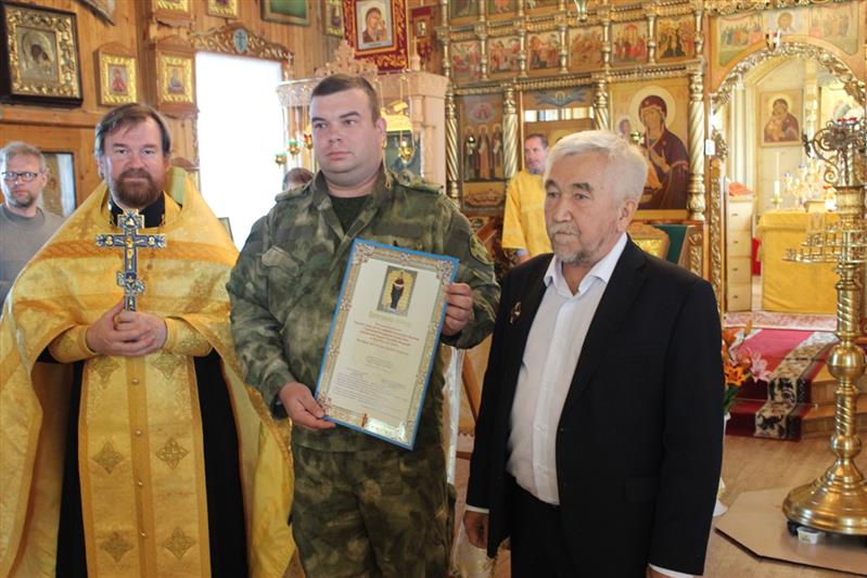 Архангельским росгвардейцам вручили походный иконостас Святого равноапостольного князя Владимира