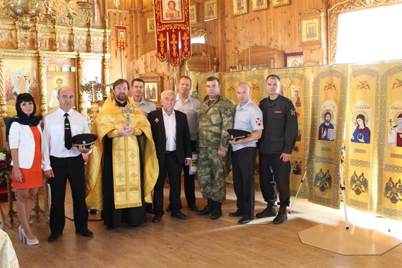 Архангельским росгвардейцам вручили походный иконостас Святого равноапостольного князя Владимира