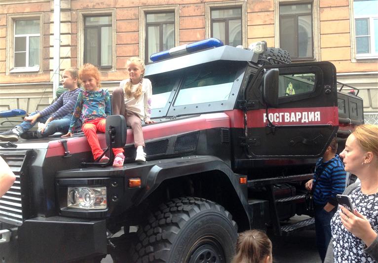 В Санкт-Петербурге дети росгвардейцев приняли участие в ежегодном благотворительном празднике «В гостях у дяди Степы», посвященном началу учебного года
