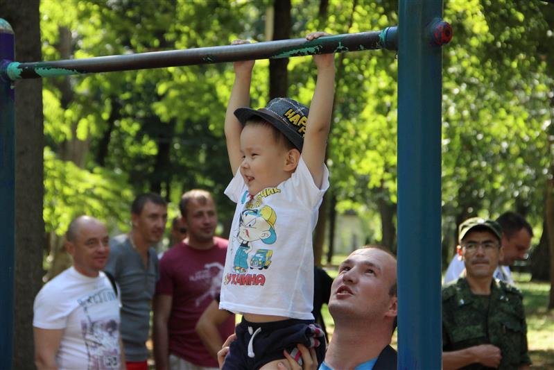 Военнослужащие и сотрудники Южного округа приняли участие в акции «Зарядись энергией с Росгвардией!», посвященной Дню физкультурника (фото, видео)