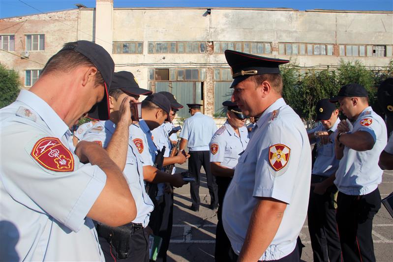 В Астрахани состоялся общегородской гарнизонный развод нарядов Росгвардии и полиции, заступающих на службу по охране общественного порядка