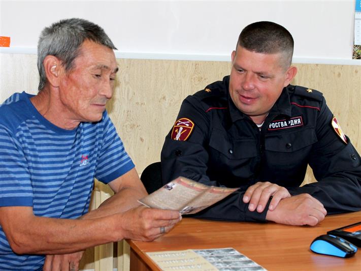 В Горно-Алтайске росгвардейцы провели информационную акцию для местных жителей, приуроченную к 100-летию со дня рождения генерала армии И.К. Яковлева