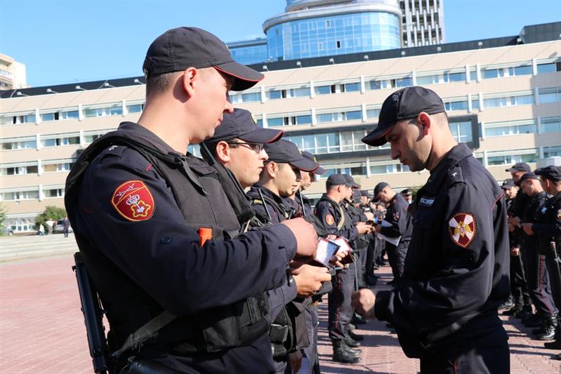 В Екатеринбурге состоялся гарнизонный развод нарядов Росгвардии, заступающих на боевую службу по охране общественного порядка