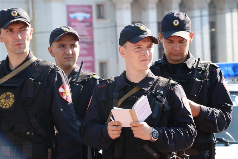 В Екатеринбурге состоялся гарнизонный развод нарядов Росгвардии, заступающих на боевую службу по охране общественного порядка