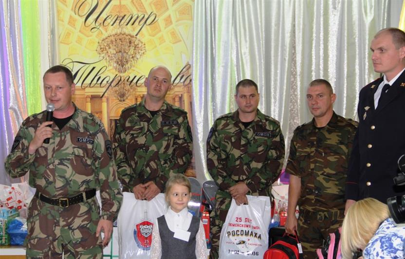 В Тюмени офицеры Росгвардии организовали благотворительную акцию для детей-инвалидов и сирот (видео)