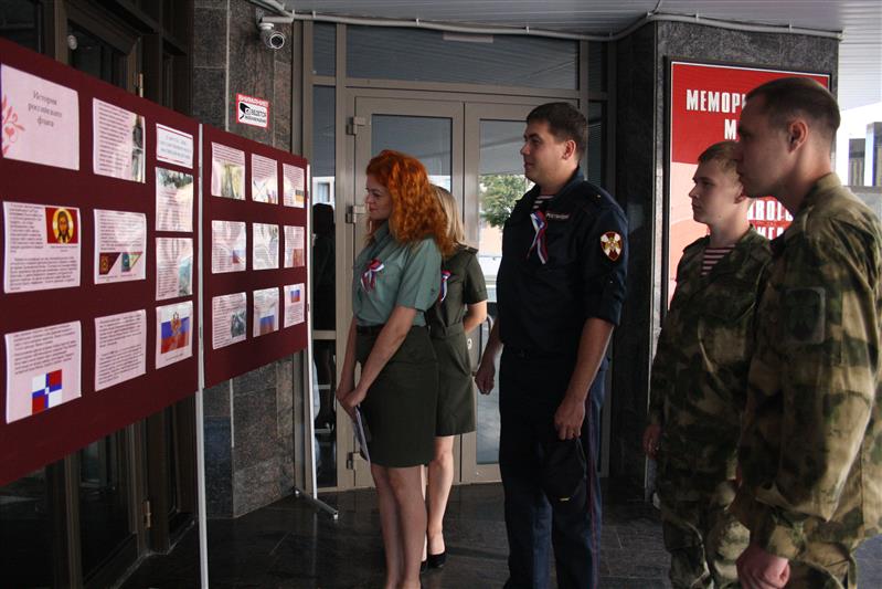 Военнослужащие и сотрудники Приволжского округа Росгвардии отметили День Государственного флага (фото, видео)