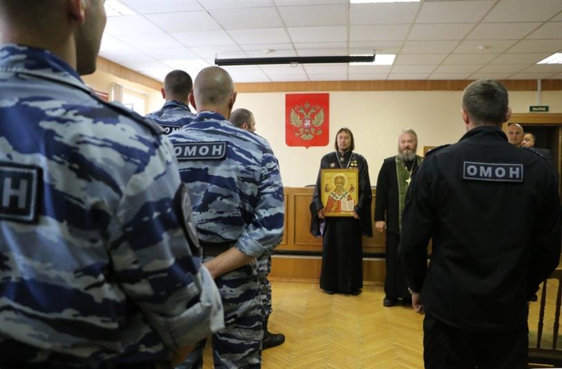 В Санкт-Петербурге сотрудникам ОМОН на транспорте вручена икона святителя Николая Чудотворца