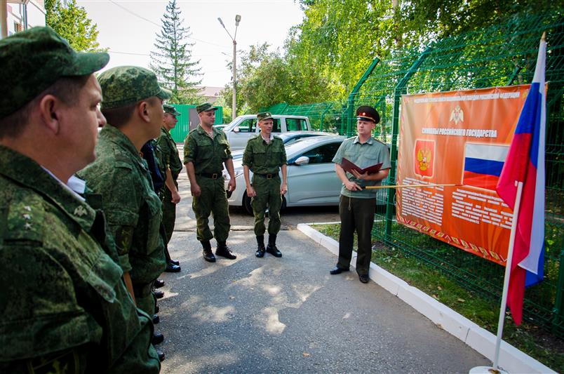 Военнослужащие и сотрудники Приволжского округа Росгвардии отметили День Государственного флага (фото, видео)