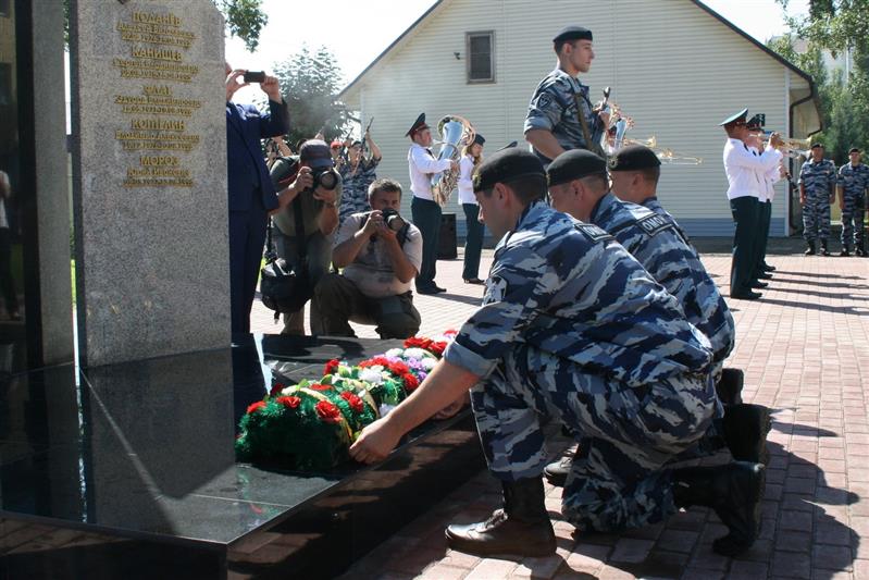Сотрудники барнаульского ОМОН открыли мемориал сослуживцам, погибшим при исполнении воинского и служебного долга