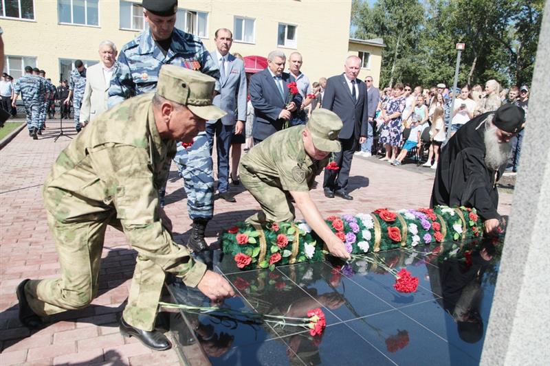 Сотрудники барнаульского ОМОН открыли мемориал сослуживцам, погибшим при исполнении воинского и служебного долга 
