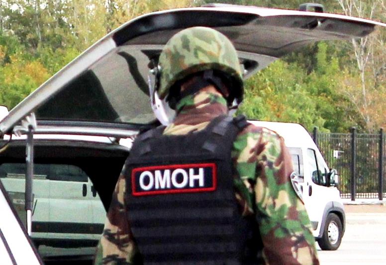 В Ростовской области бойцы новочеркасского ОМОН задержали мужчину, подозреваемого в совершении особо тяжкого преступления