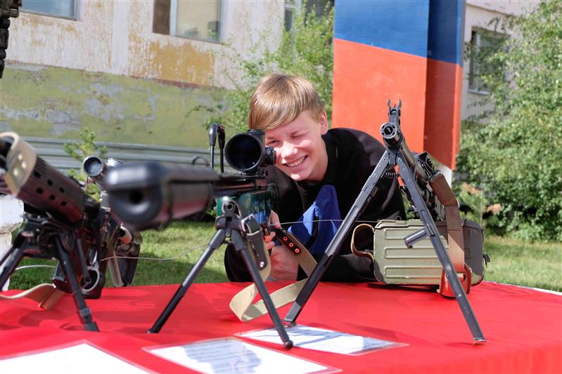 В Якутске бойцы ОМОН провели для воспитанников оздоровительного лагеря «Родничок» имиджевую акцию «Прокачай лето!»