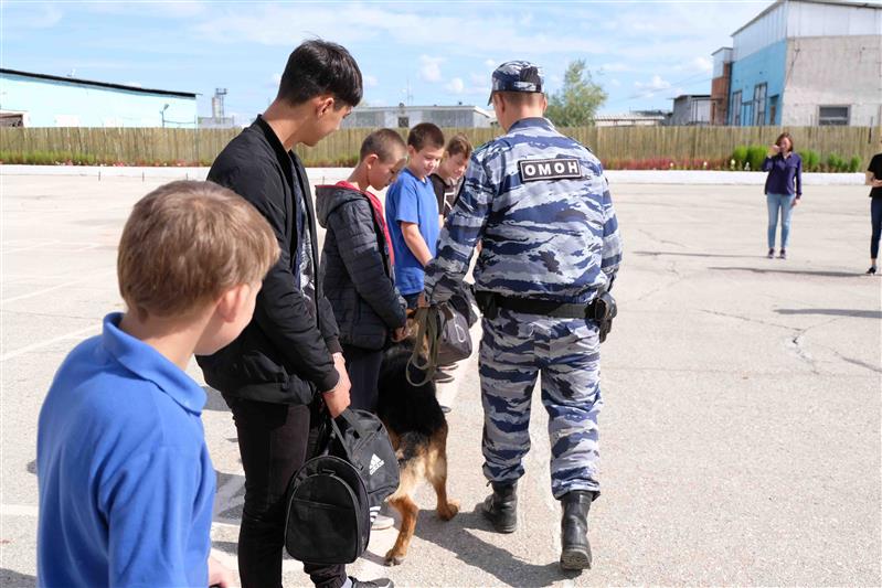 В Якутске бойцы ОМОН провели для воспитанников оздоровительного лагеря «Родничок» имиджевую акцию «Прокачай лето!»