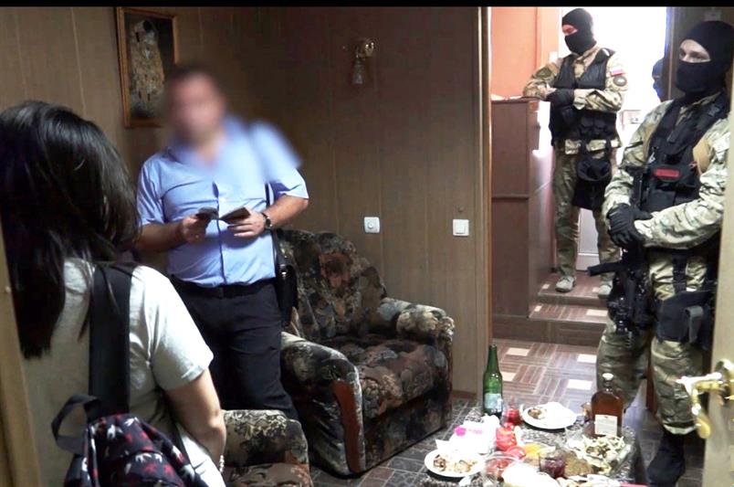 При силовой поддержке сотрудников СОБР пресечена деятельность притона