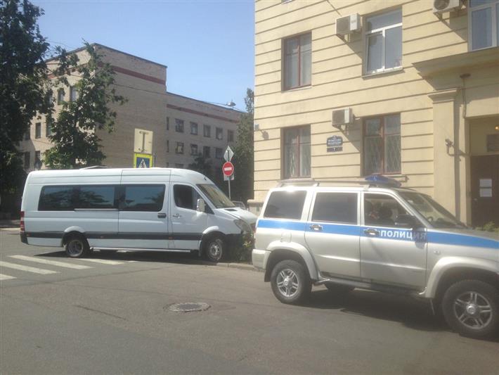В Санкт-Петербурге сотрудники ОМОН на транспорте задержали виновника дорожно-транспортного происшествия