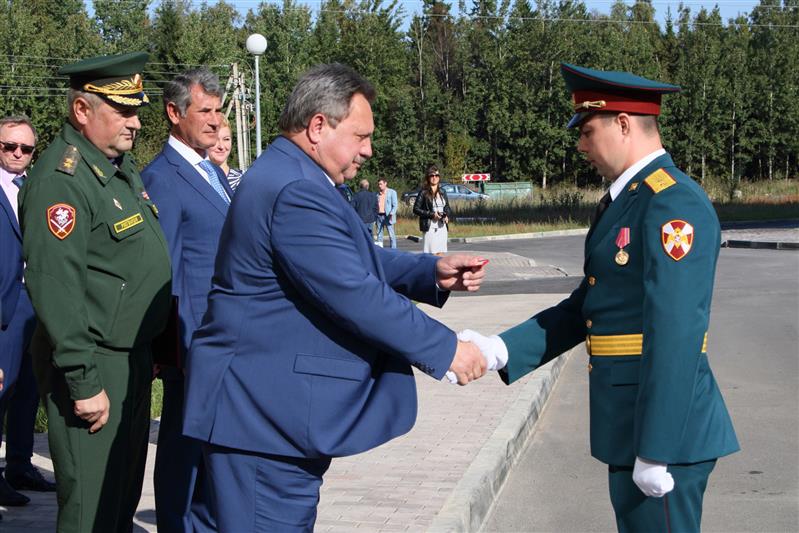 Военнослужащим Северо-Западного округа Росгвардии вручены ключи от 27 новых служебных квартир