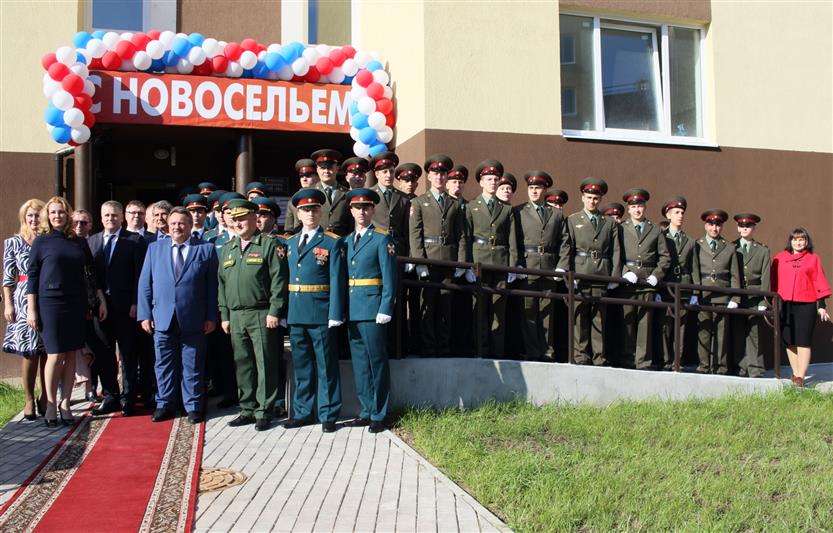 Военнослужащим Северо-Западного округа Росгвардии вручены ключи от 27 новых служебных квартир