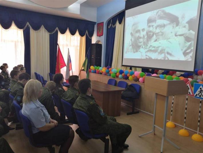 Военнослужащие и сотрудники Уральского округа Росгвардии рассказали юным югорчанам о генерал-полковнике Анатолии Романове