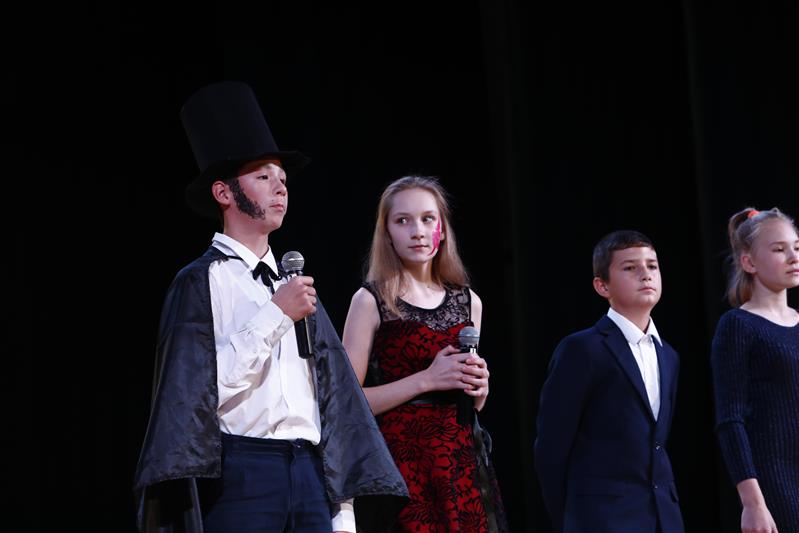 Юные воспитанники творческих кружков при гарнизонном доме офицеров «Реутово» устроили для детей военнослужащих Росгвардии путешествие в страну знаний