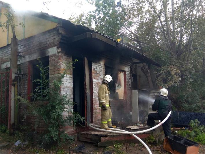 В Красноярске росгвардейцы вывели мужчину из горящего здания