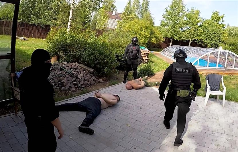 Бойцы транспортного ОМОН оказали содействие полиции в пресечении деятельности нарколаборатории в Ленобласти
