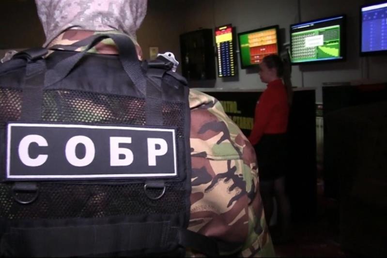 В Саратове при участии спецназа Росгвардии пресечена деятельность сети незаконных игорных заведений