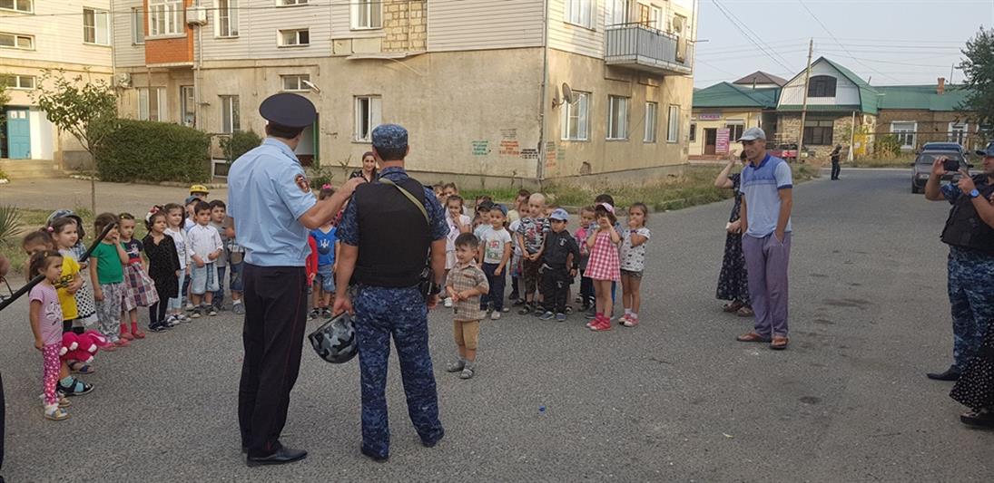 Росгвардейцы рассказали воспитанникам детского сада о правилах поведения в случае, если они потерялись в толпе