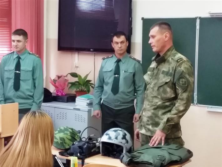 В Салехарде офицеры Росгвардии научили старшеклассников подшефной школы действиям в опасных ситуациях (видео)