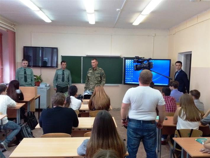 В Салехарде офицеры Росгвардии научили старшеклассников подшефной школы действиям в опасных ситуациях (видео)