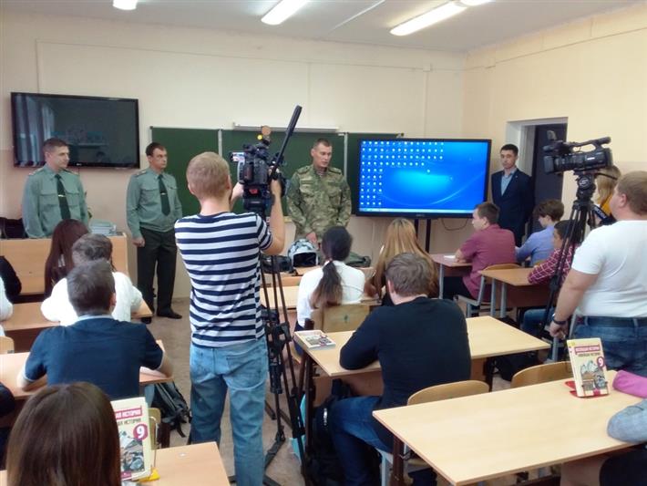 В Салехарде офицеры Росгвардии научили старшеклассников подшефной школы действиям в опасных ситуациях (видео)
