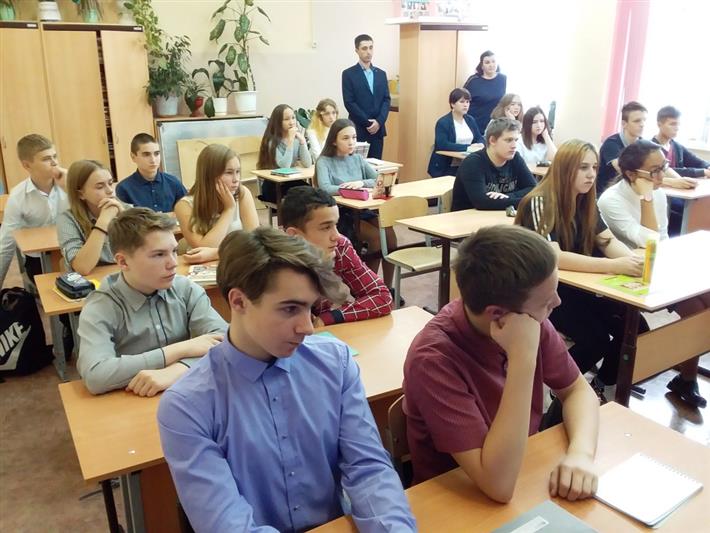В Салехарде офицеры Росгвардии научили старшеклассников подшефной школы действиям в опасных ситуациях (видео)