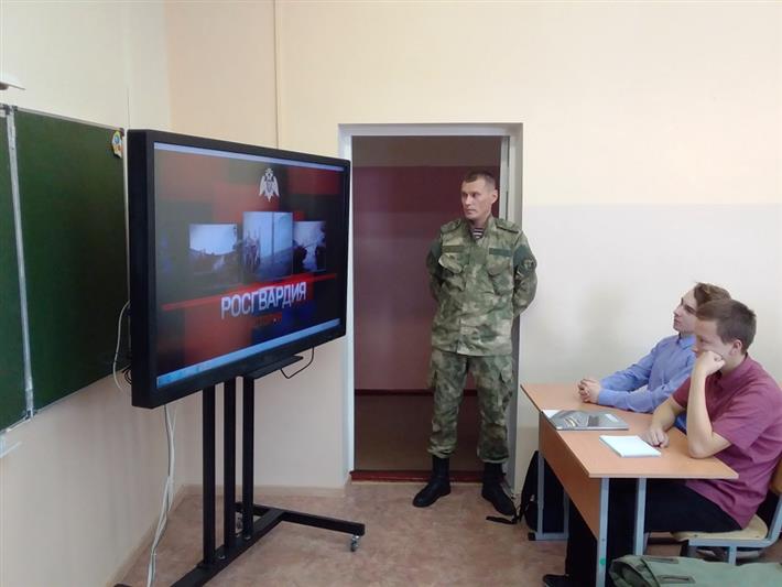 В Салехарде офицеры Росгвардии научили старшеклассников подшефной школы действиям в опасных ситуациях (видео)
