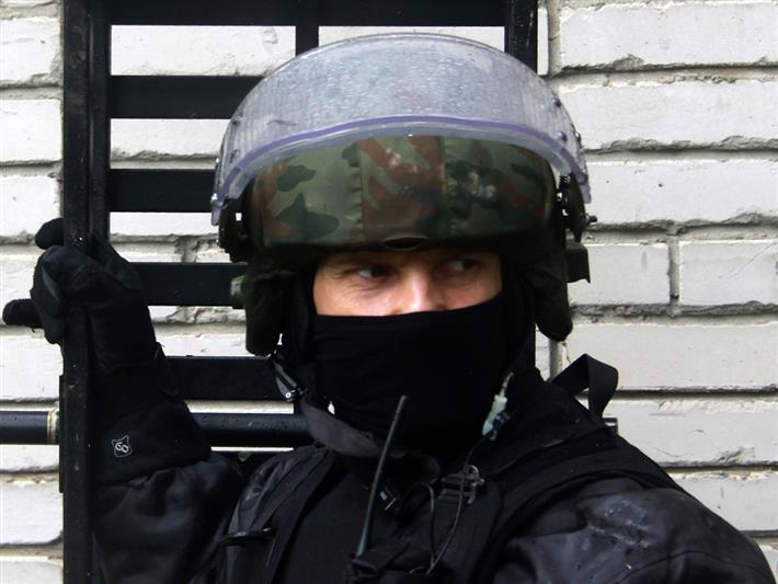 В Барнауле сотрудники СОБР задержали руководителя муниципального предприятия, подозреваемого в получении взятки в особо крупном размере 