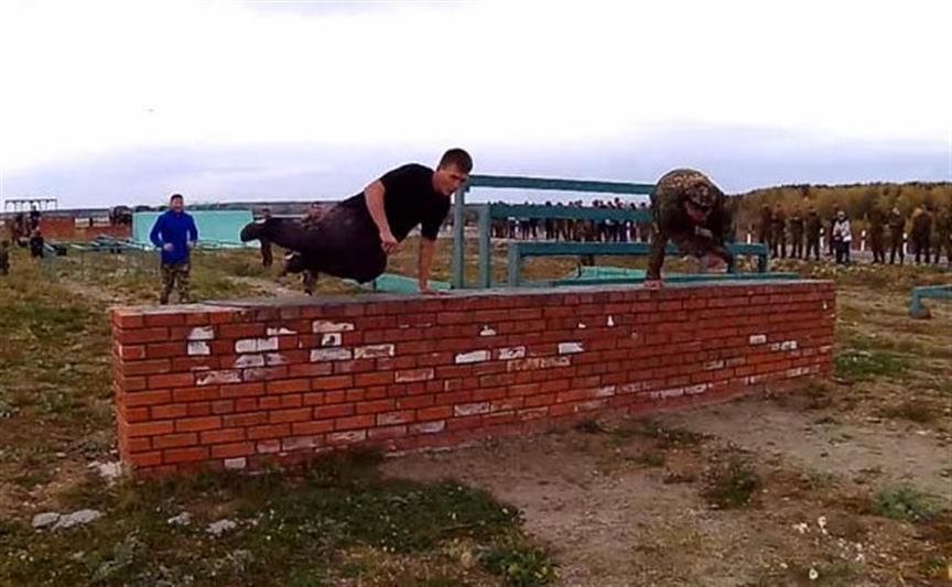 Уральские трейсеры попробовали себя на росгвардейской десантно-штурмовой полосе