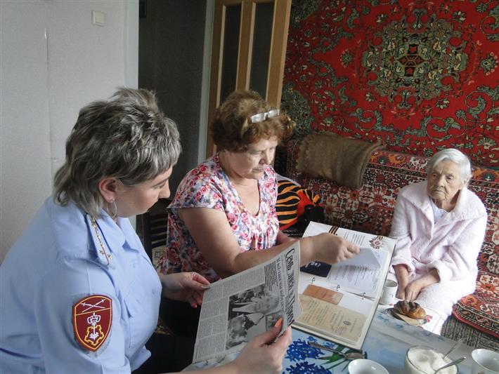 Сотрудники владивостокского управления вневедомственной охраны поздравили с 95-летием участницу Великой Отечественной войны 