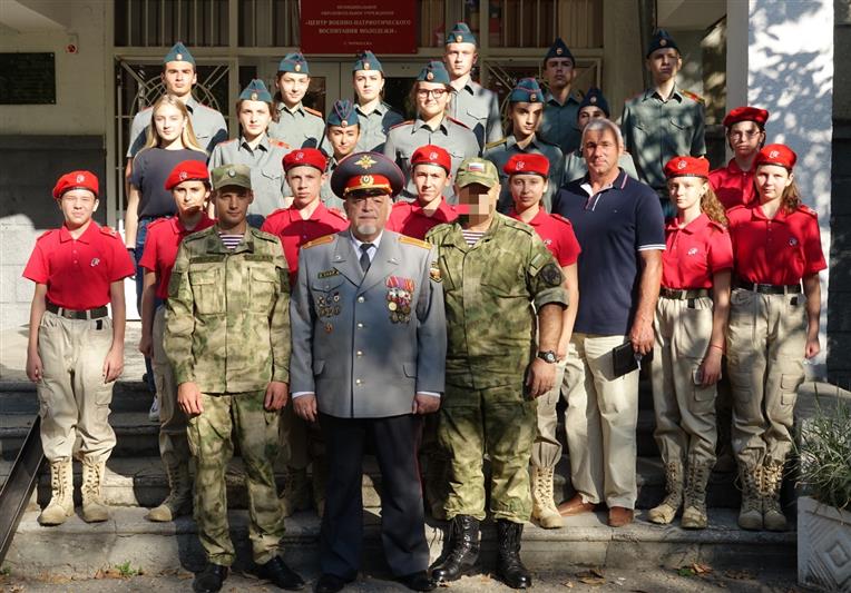 В Карачаево-Черкесии росгвардейцы провели военно-патриотический урок, посвященный 70-летию Героя России Анатолия Романова 