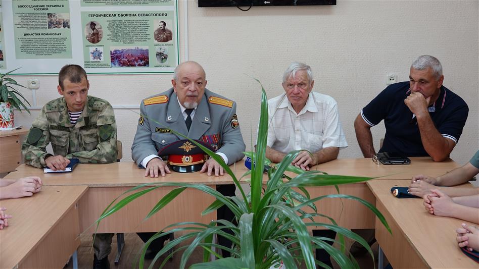 В Карачаево-Черкесии росгвардейцы провели военно-патриотический урок, посвященный 70-летию Героя России Анатолия Романова 