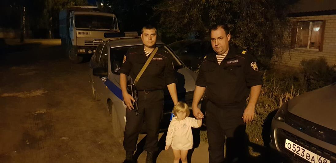 Тамбовские росгвардейцы помогли трехлетней девочке, оказавшейся на улице без сопровождения взрослых