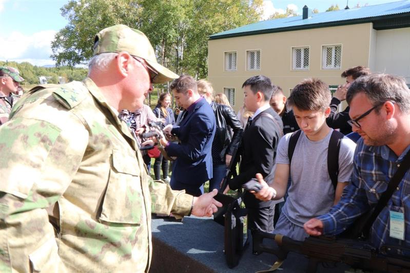 В Южно-Сахалинске пилоты преподнесли участникам молодёжного форума сюрприз, спустив с вертолёта мешок со сладостями (фото, видео)