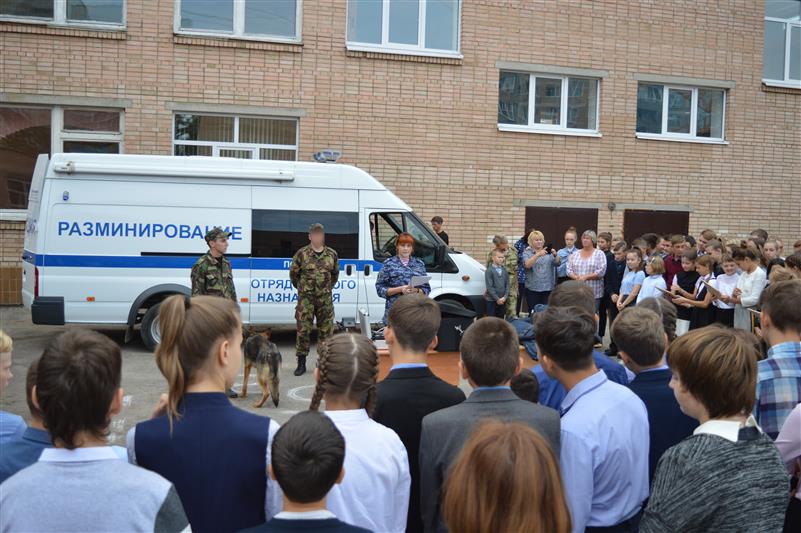 Бойцы ОМОН рассказали рязанским школьникам о генерале Романове