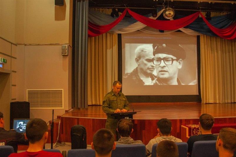 Росгвардейцы Чукотки и Приморья познакомили школьников с личностью и судьбой генерала Романова