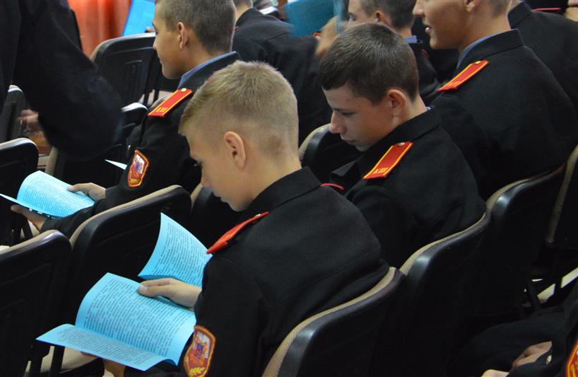 На Уроках мужества росгвардейцы Центрального округа рассказали ребятам о генерал-полковнике Анатолии Романове