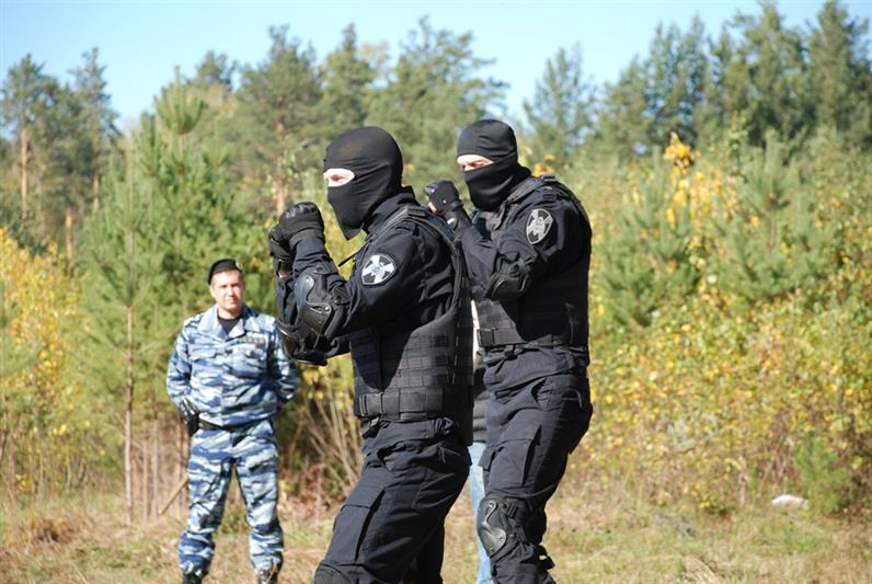  В Екатеринбурге омоновцы провели показательные выступления на молодёжном квесте, посвящённом Герою России генерал-полковнику Анатолию Романову 