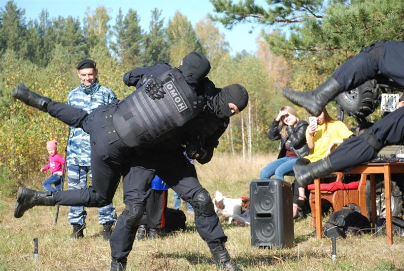  В Екатеринбурге омоновцы провели показательные выступления на молодёжном квесте, посвящённом Герою России генерал-полковнику Анатолию Романову 