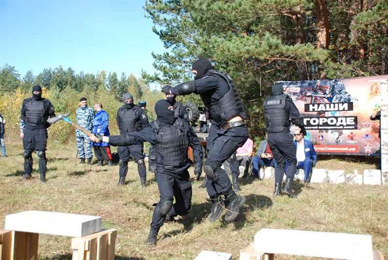  В Екатеринбурге омоновцы провели показательные выступления на молодёжном квесте, посвящённом Герою России генерал-полковнику Анатолию Романову 