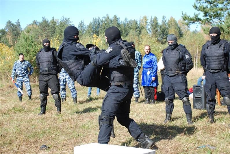 В Екатеринбурге омоновцы провели показательные выступления на молодёжном квесте, посвящённом Герою России генерал-полковнику Анатолию Романову 