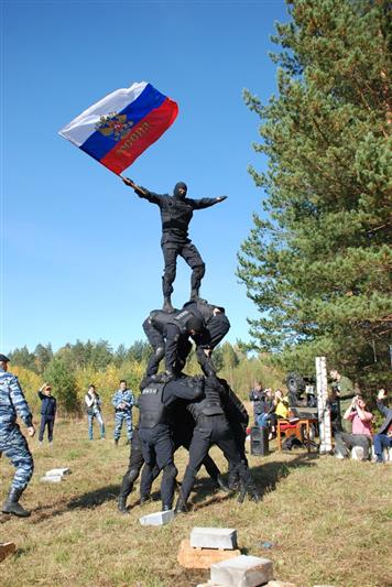  В Екатеринбурге омоновцы провели показательные выступления на молодёжном квесте, посвящённом Герою России генерал-полковнику Анатолию Романову 